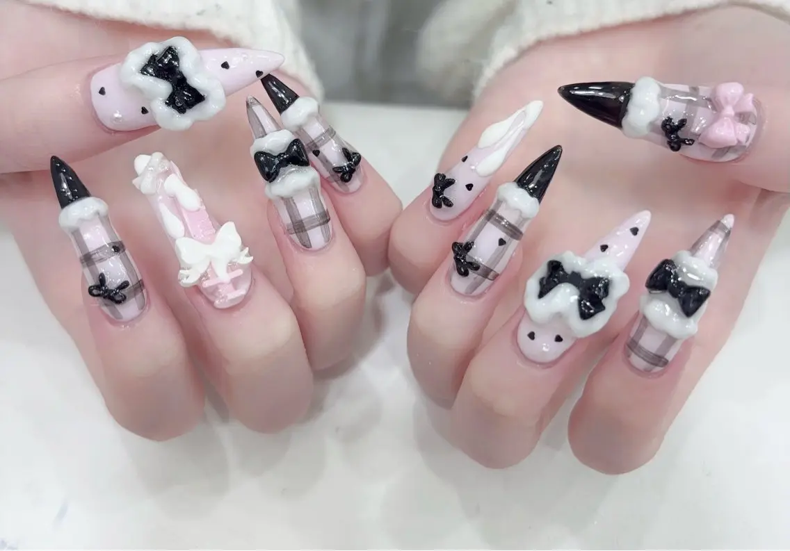 ネイル アートネイル オーロラネイル ボルドー チークネイル フレンチネイル ハンドネイル Sakura Nail Salonのネイルデザイン