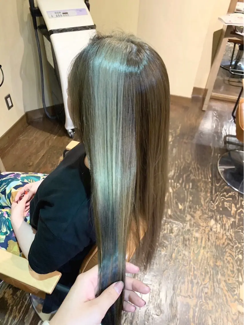 ロング カラー アッシュ アッシュグレー アッシュグレージュ ベージュカラー 黒髪 ヘアカラー トリートメント saya (サヤ)のヘアスタイル