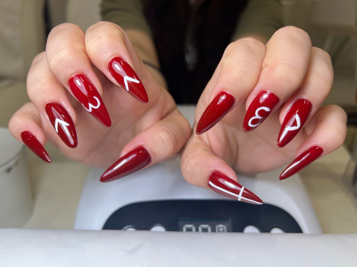 ネイル アートネイル 赤色 シンプルネイル ホワイト ハンドネイル LYYM Salon Nikoのネイルデザイン