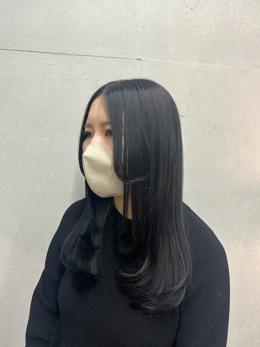 ロング カラー 黒髪 ブルーカラー ブルーブラック 髪質改善 レイヤーカット カット ヘアカラー IO イオリのヘアスタイル