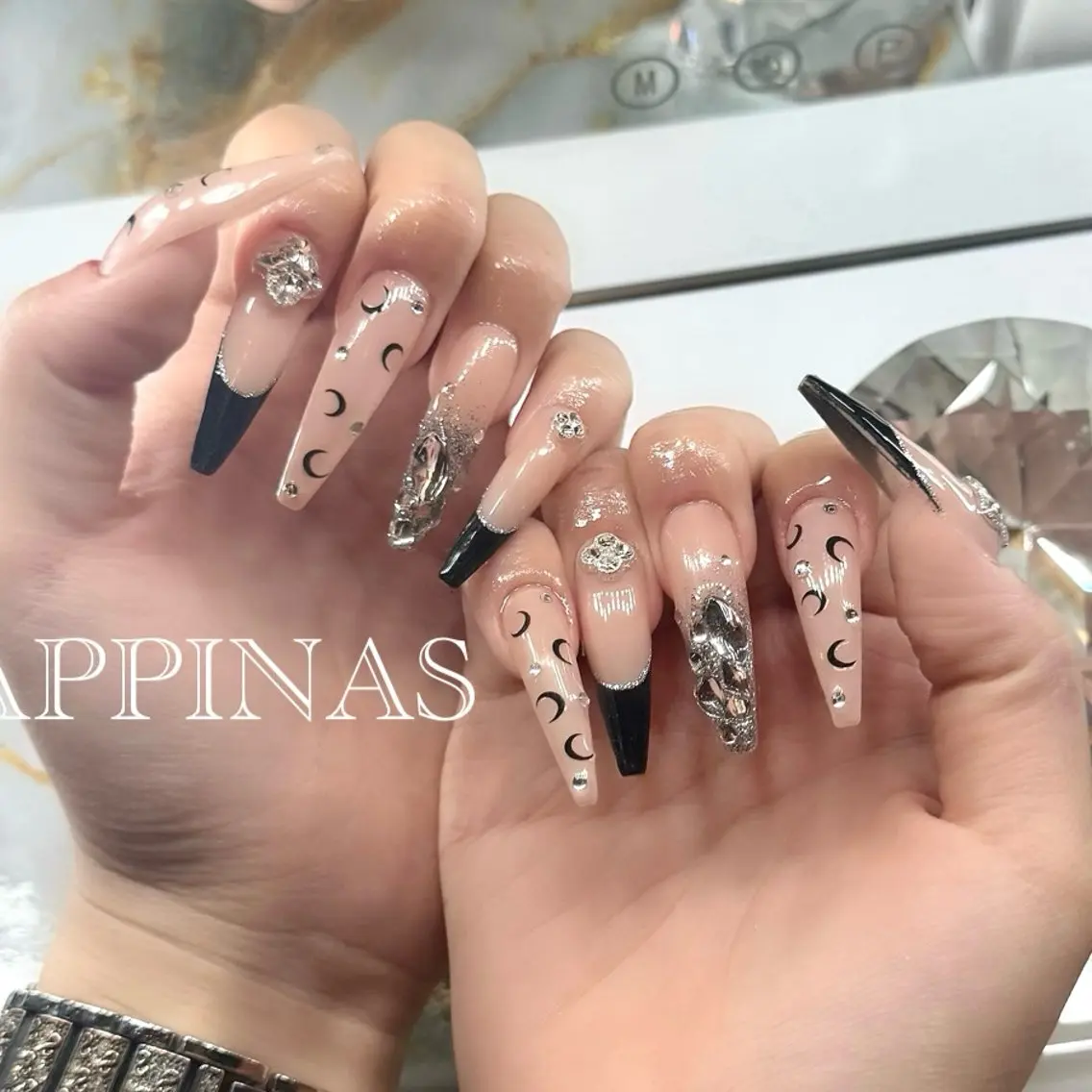 ネイル フレンチネイル ロングネイル スカルプネイル ハンドネイル HAPPINAS🍒 くるみのネイルデザイン