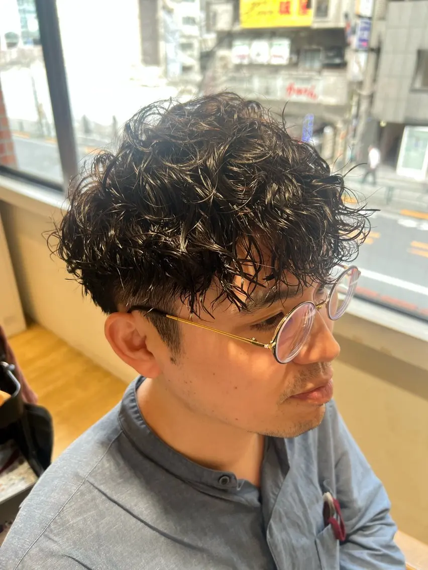 ショート パーマ メンズ メンズパーマ スペインカール ツイストスパイラルパーマ 波巻きパーマ ショートヘア カット パーマ 新宿メンズ人気No1 仙頭 由範のヘアスタイル