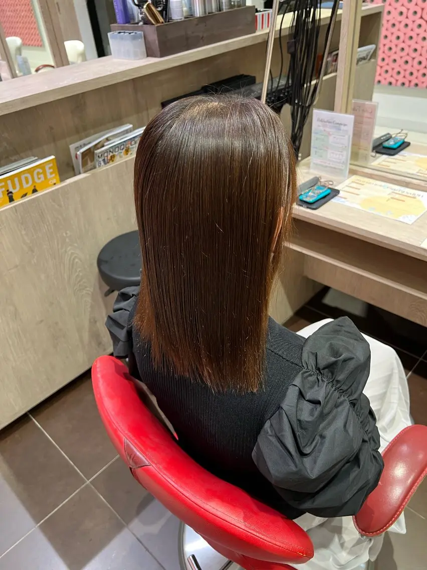 自然な艶髪ストレート》ナチュラル縮毛矯正＋カットの写真