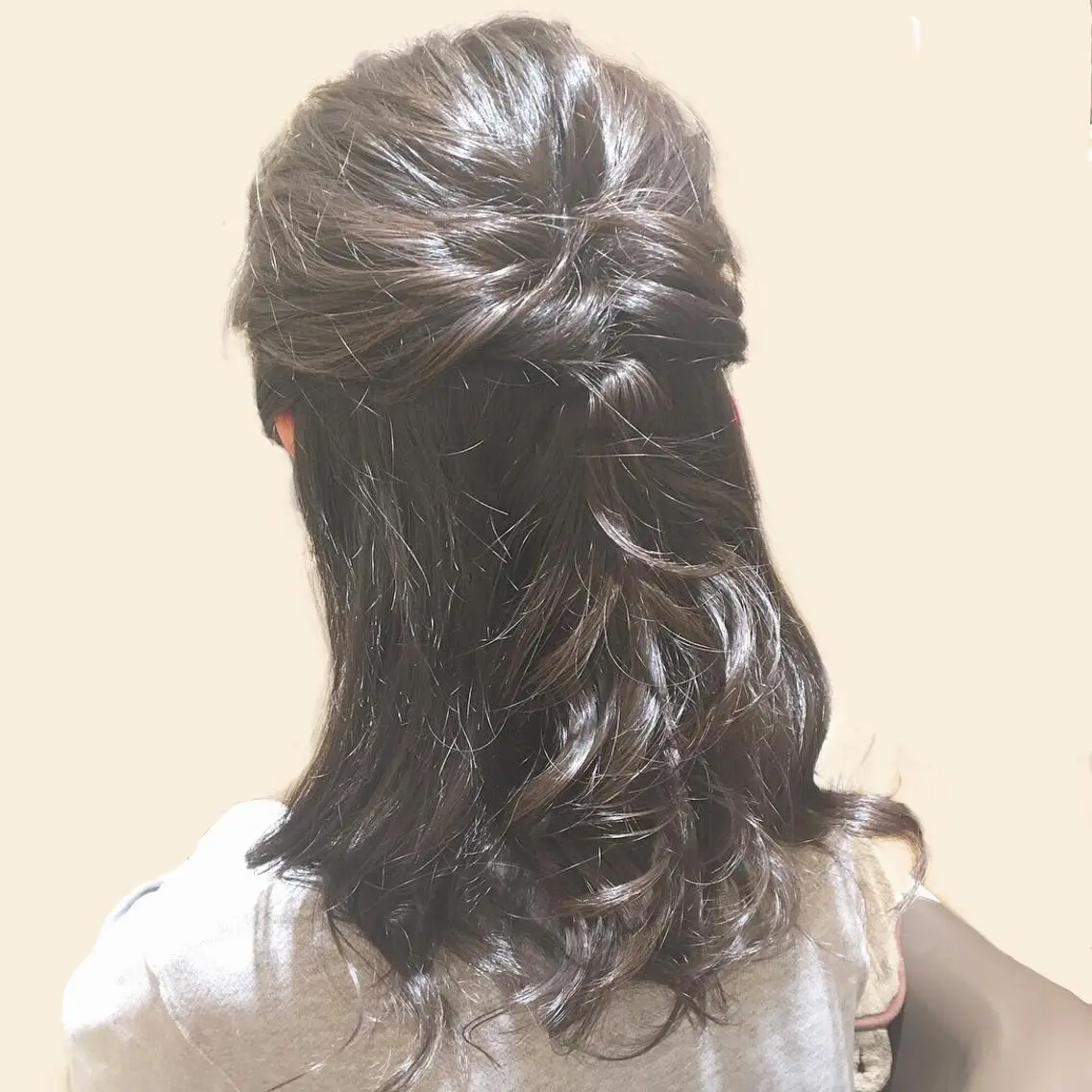 セミロング ヘアアレンジ 白浜 サキのヘアスタイル