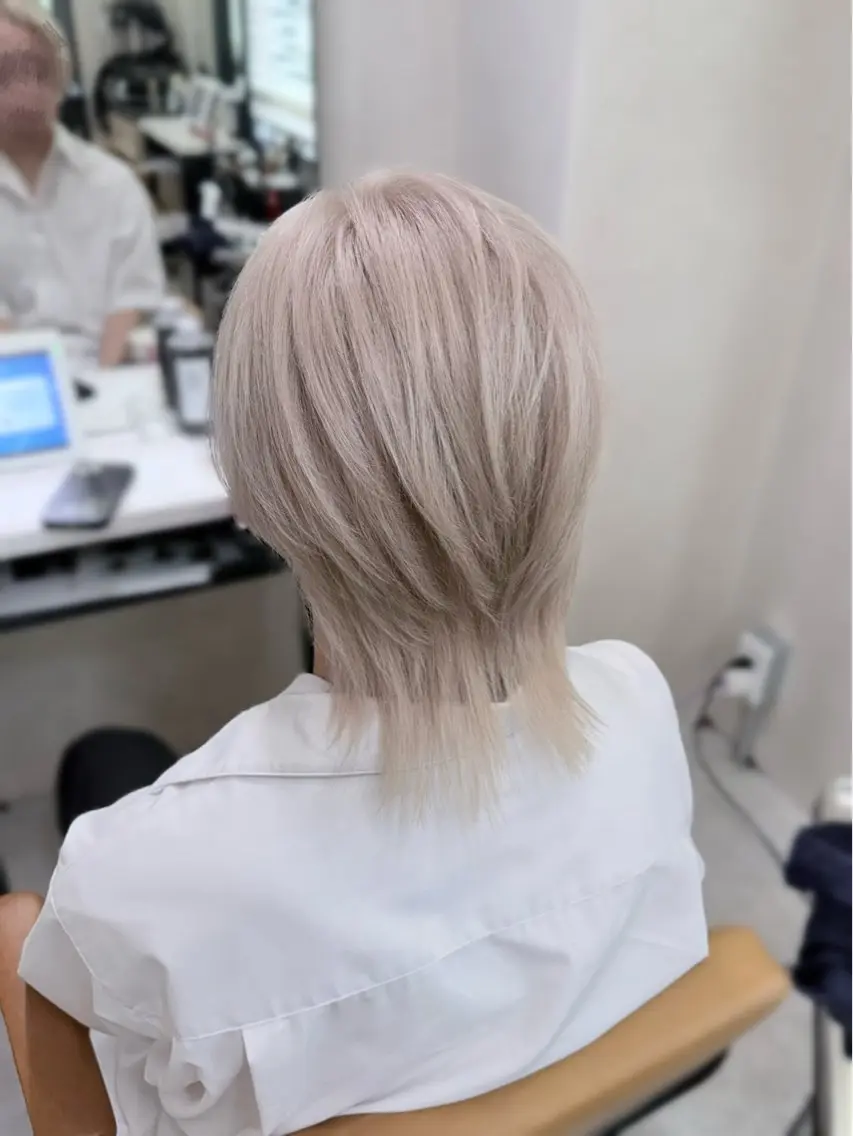 ショート メンズ ヘアカラー トリートメント ホワイトカラー/ブリ ーチ🤍SHIN🤍のヘアスタイル