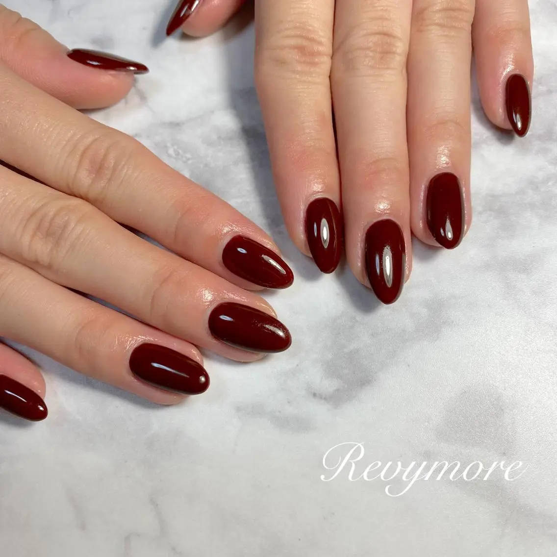 ミディアム ネイル 韓国風ヘア ボルドー ジェルネイル キラキラネイル 韓国ネイル nail salon Revymoreのネイルデザイン