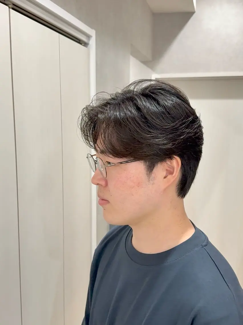 ショート パーマ メンズ センターパート メンズパーマ 似合わせカット ニュアンスパーマ 【東北メンズヘア1 位受賞🥇】本間祐太のヘアスタイル