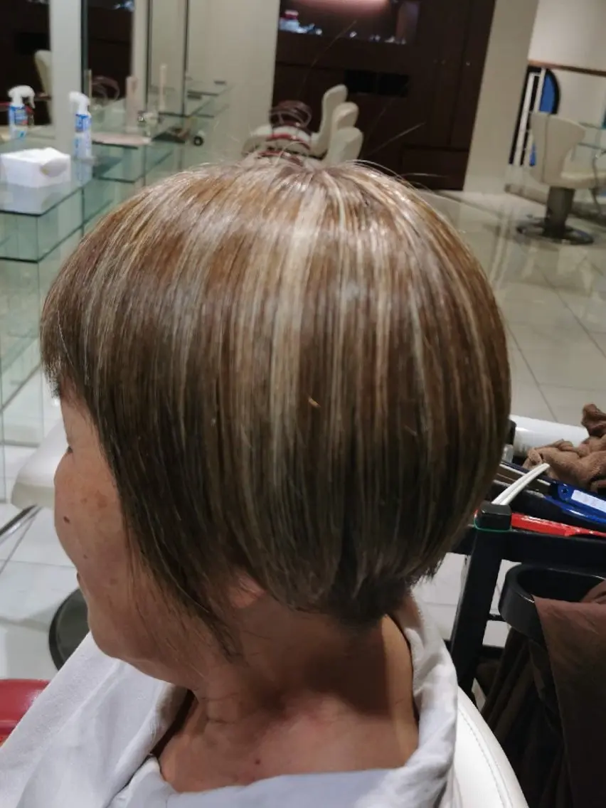 ショート ハイライト ヨウコ YOKOのヘアスタイル