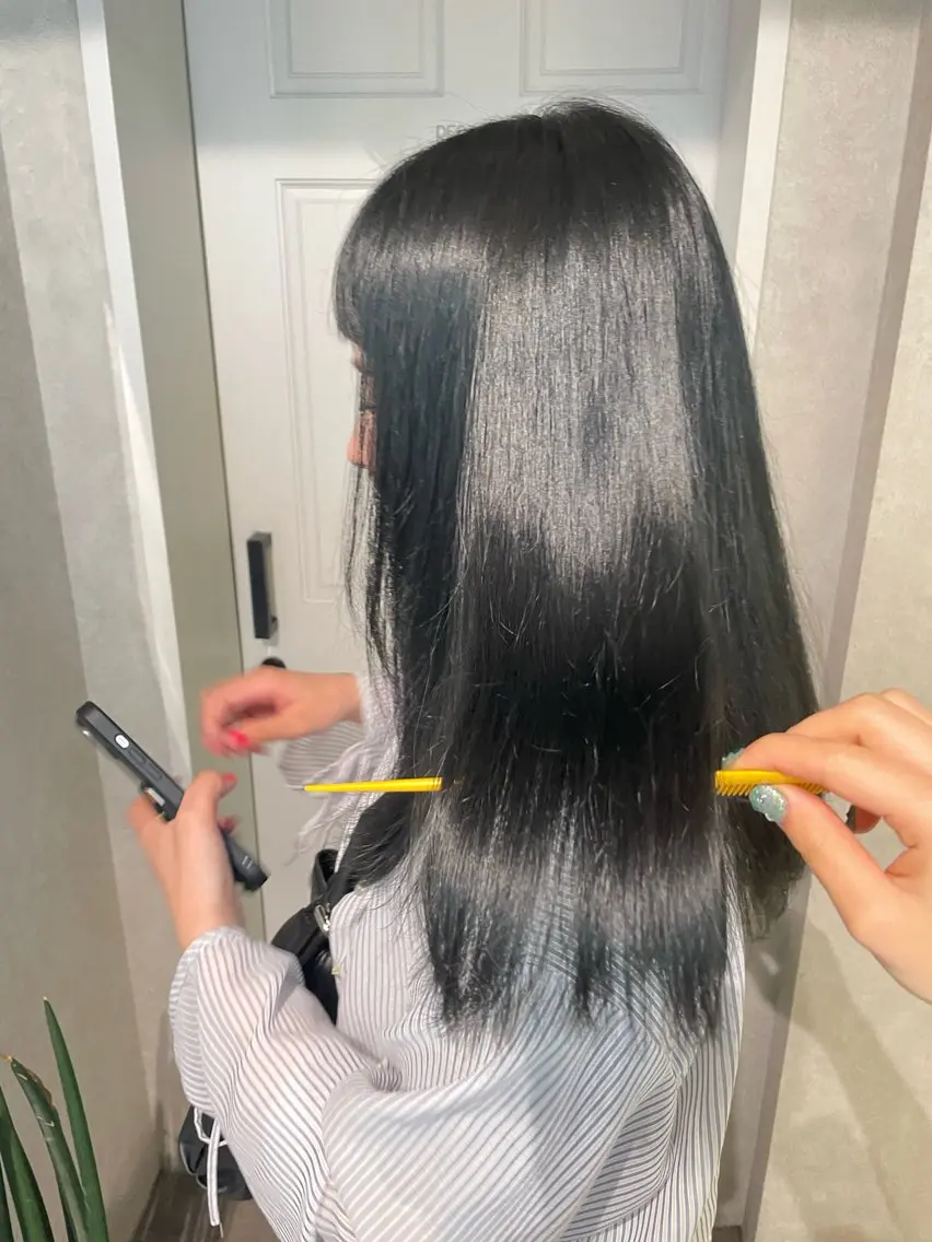 セミロング カラー 酸性ストレート 縮毛矯正 ナチュラル透明感🌱 小山美樹子のヘアスタイル