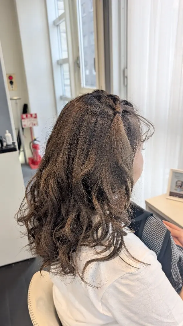 セミロング ヘアアレンジ ハーフアップ 結婚式・ブライダル ヘアセット 似合わせヘアメイク 🫧moko🫧のヘアスタイル