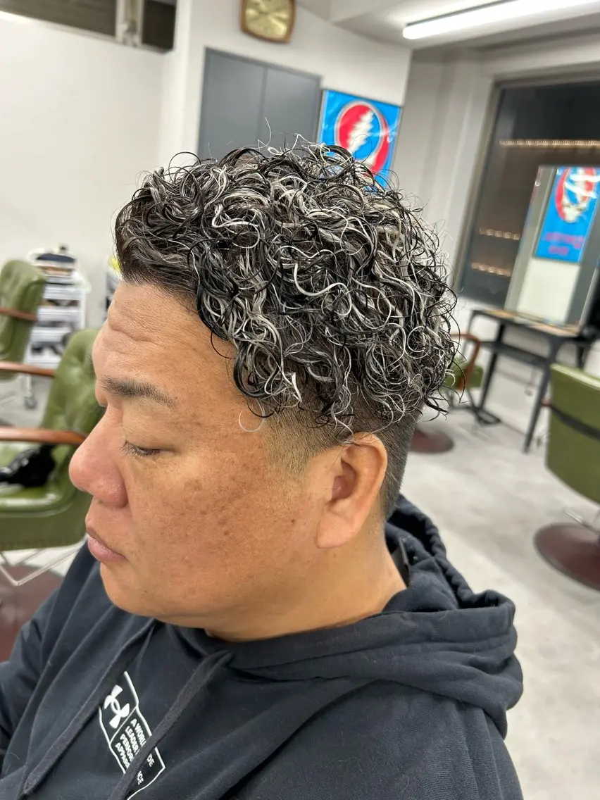 カラー パーマ メンズ メンズハイライト メンズパーマ ハイライトカラー スパイラルパーマ カット ヘアカラー パーマ SHAFT Ieiriのヘアスタイル