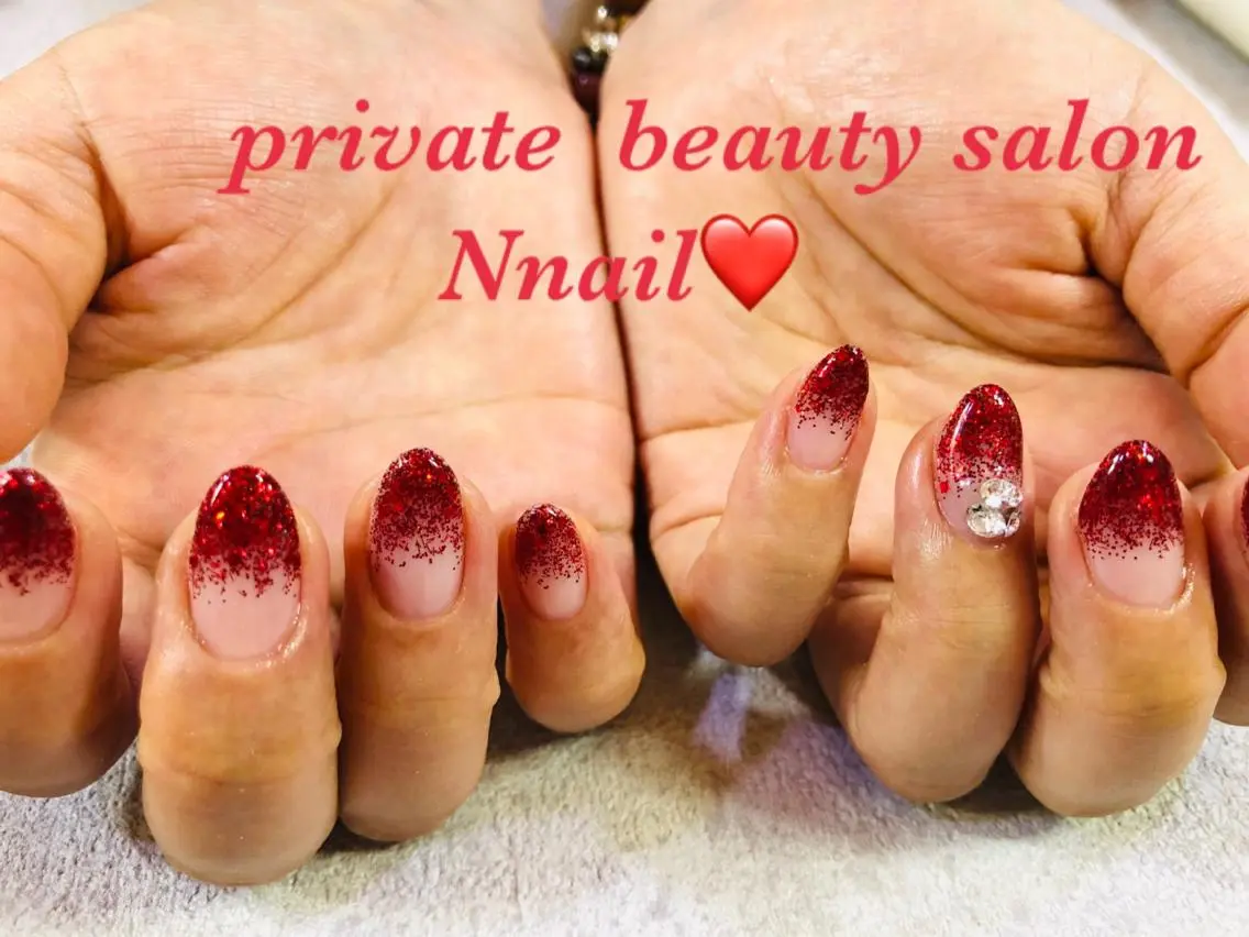 ネイル グラデーション ラメ(グリッター) ラメグラデーション 赤色 ハンドネイル 🌿Nnail🌿 プライベートサロンのネイルデザイン