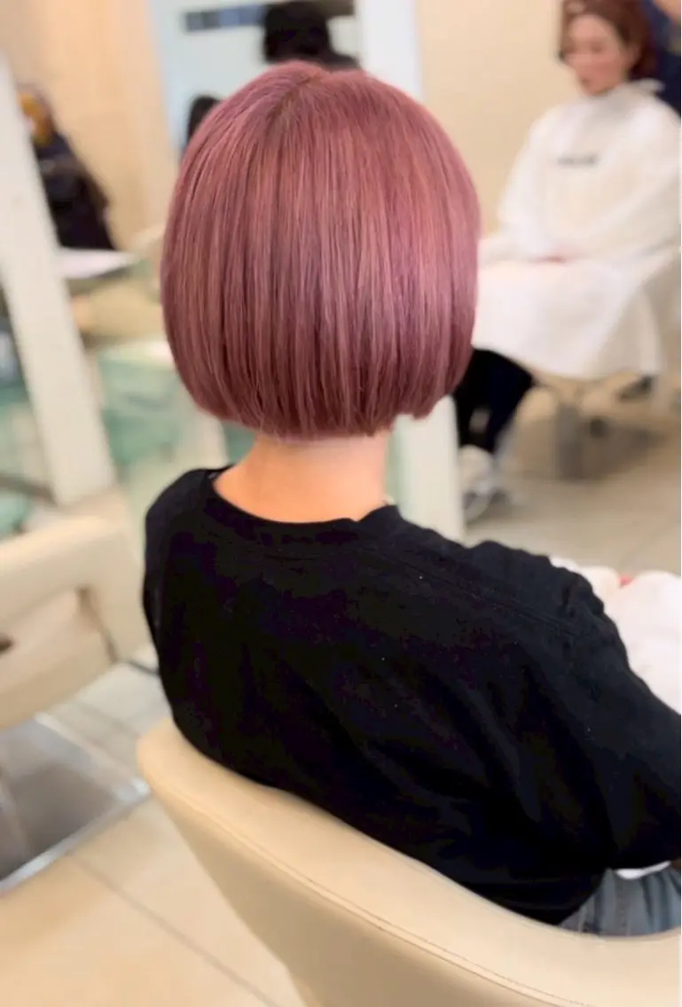 ミディアム カット ヘアカラー トリートメント レイヤー/艶カラー/ ハイトーンのヘアスタイル