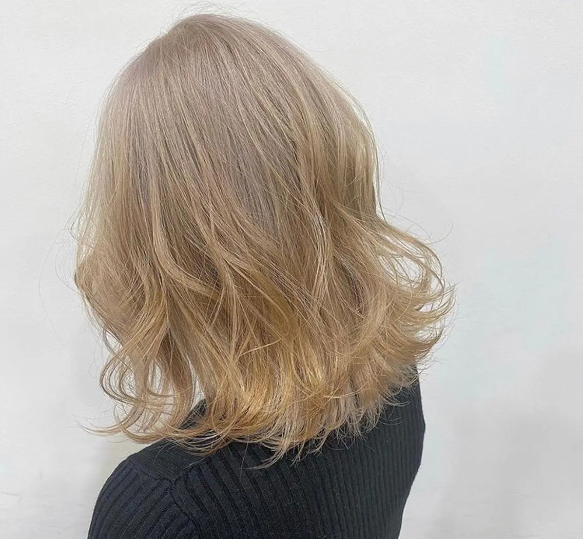 セミロング カラー ヘアアレンジ ブロンド ホワイトブロンド TSUNA 🌙 Lim 五反田のマツエク・マツパデザイン
