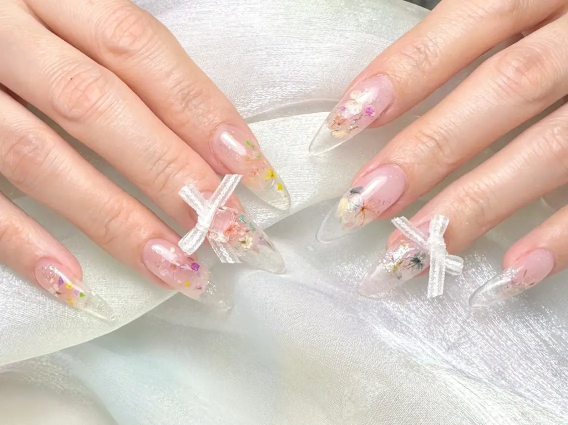 ネイル チークネイル フレンチネイル ジェルネイル ガーリー キラキラネイル ハンドネイル UM Nail Salonのネイルデザイン