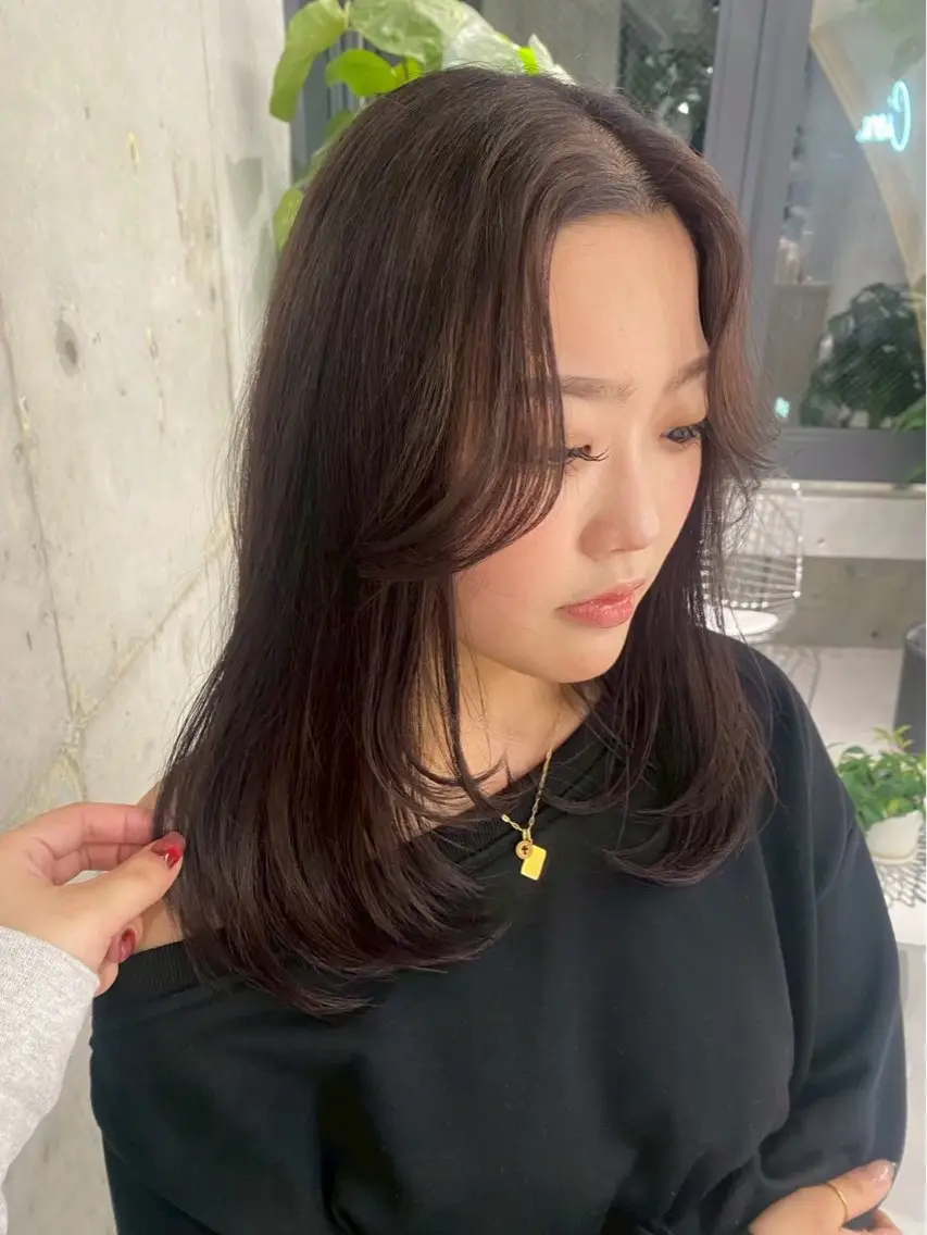 ミディアム カラー ブラウンカラー 透明感カラー 顔まわりレイヤー 顔周りカット 韓国風ヘア ヘアカラー 蔵本 仁のヘアスタイル