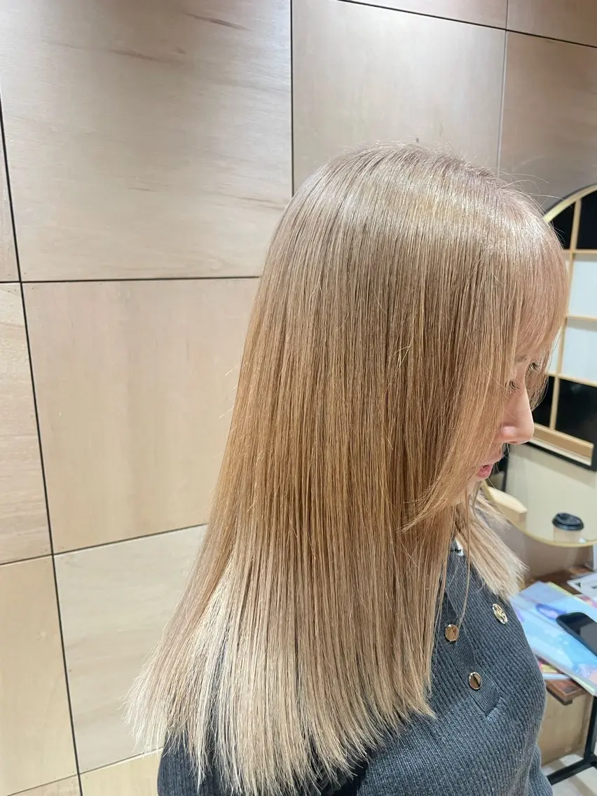 ロング カラー ベージュカラー ブリーチ ダブルカラー ミルクティーベージュ ホワイトミルクティーベージュ 青木 紗耶のヘアスタイル