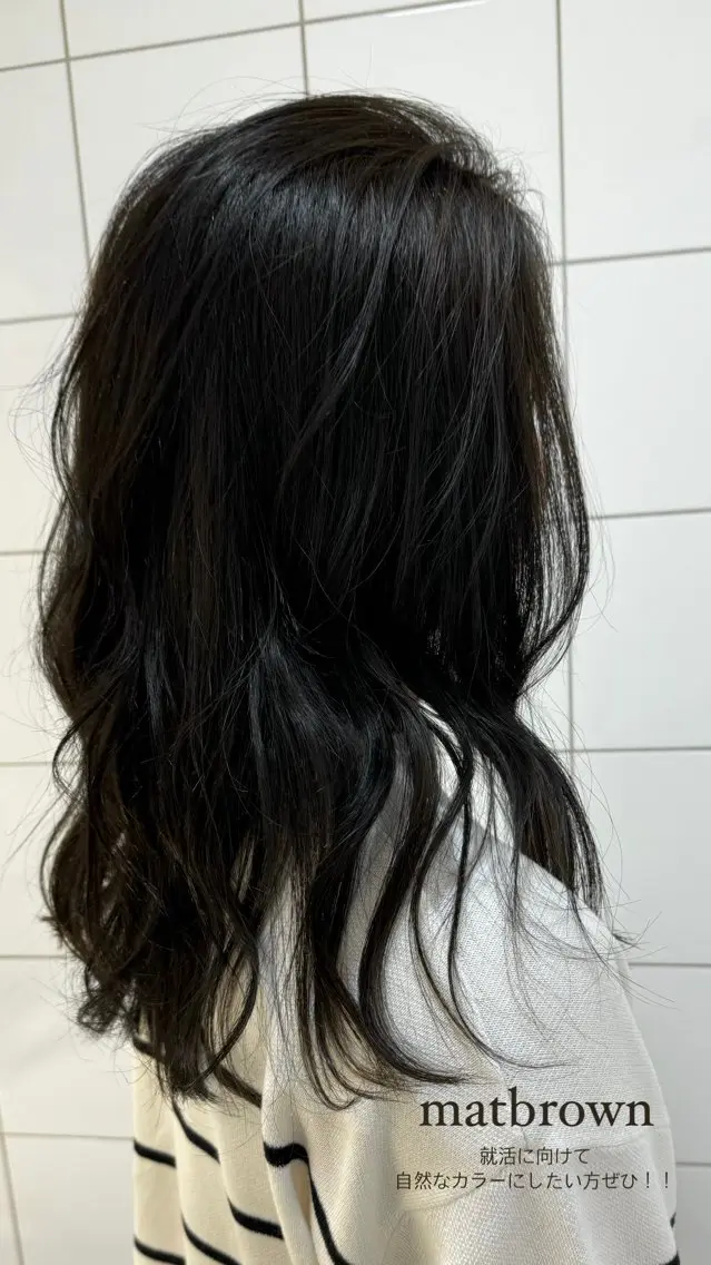 セミロング カラー ブラウンカラー マットブラウン ヘアカラー 新津 七海のヘアスタイル