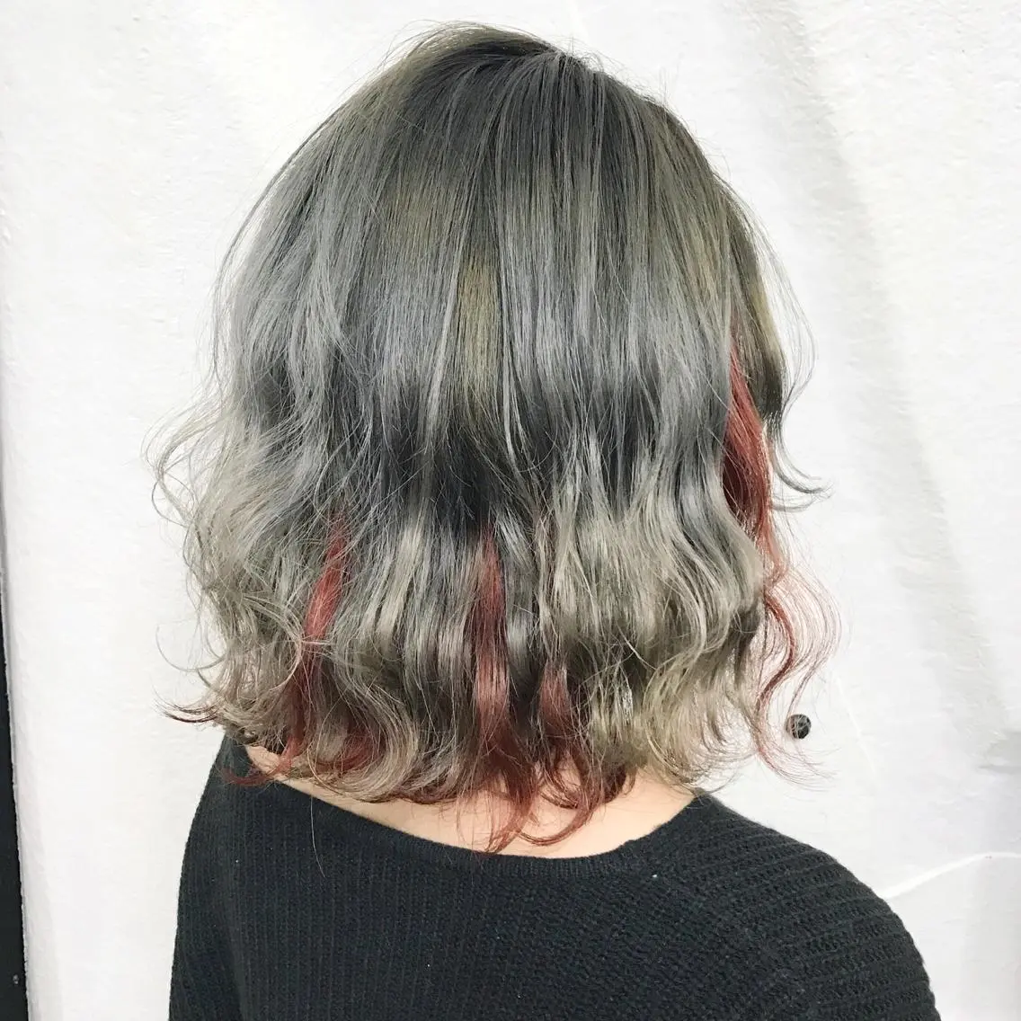 カラー ブリーチ インナーカラー レッドカラー シルバー ホワイトシルバー K-POP好き美容師 🇰🇷Kai.Yのヘアスタイル