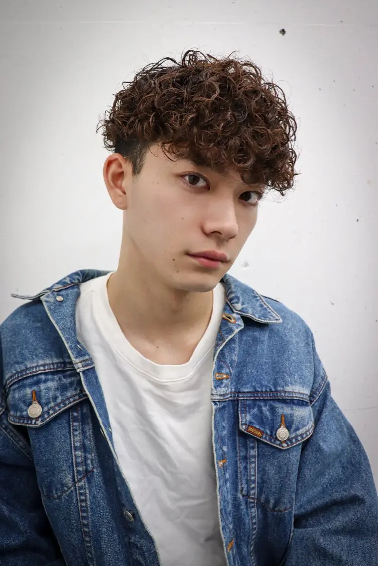 メンズ メンズブリーチ センターパート メンズハイトーン メンズパーマ 学生(メンズ向け) カット パーマ トリートメント 🧃Kawakami kotomi🧃のヘアスタイル