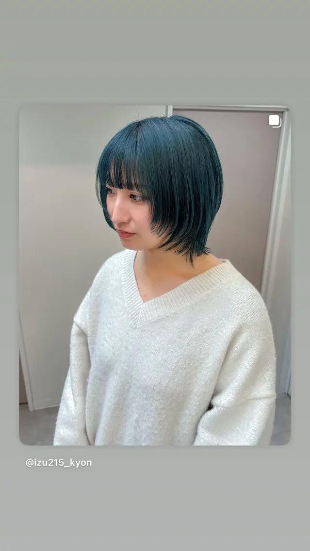 ショート カラー ブルーカラー 🩵izu 🩵のヘアスタイル