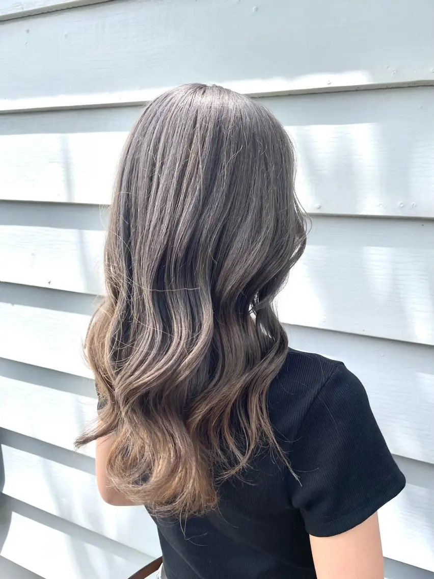 ロング カラー ブリーチ ブラウンカラー ケアブリーチ 透明感カラー イヤリングカラー カット ヘアカラー トリートメント mopa_kaede ナチュラル/レイヤーのヘアスタイル