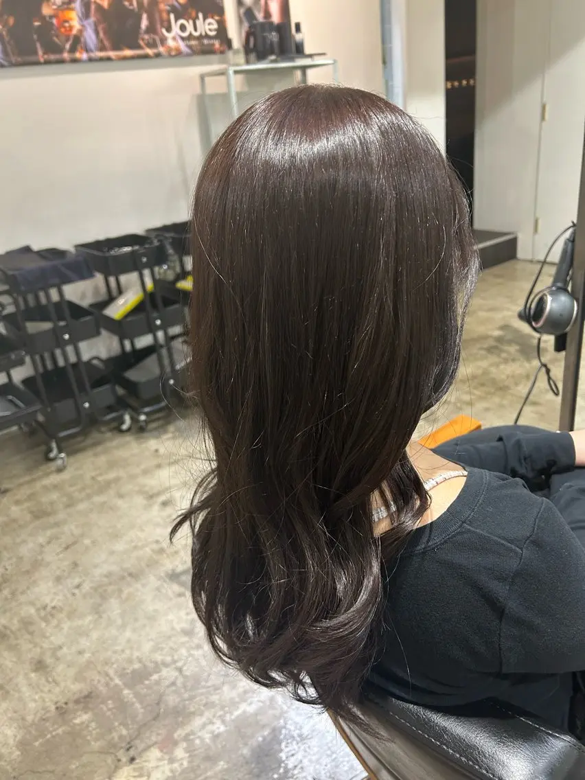 ロング アッシュ レイヤーカット 羽成 優衣菜のヘアスタイル