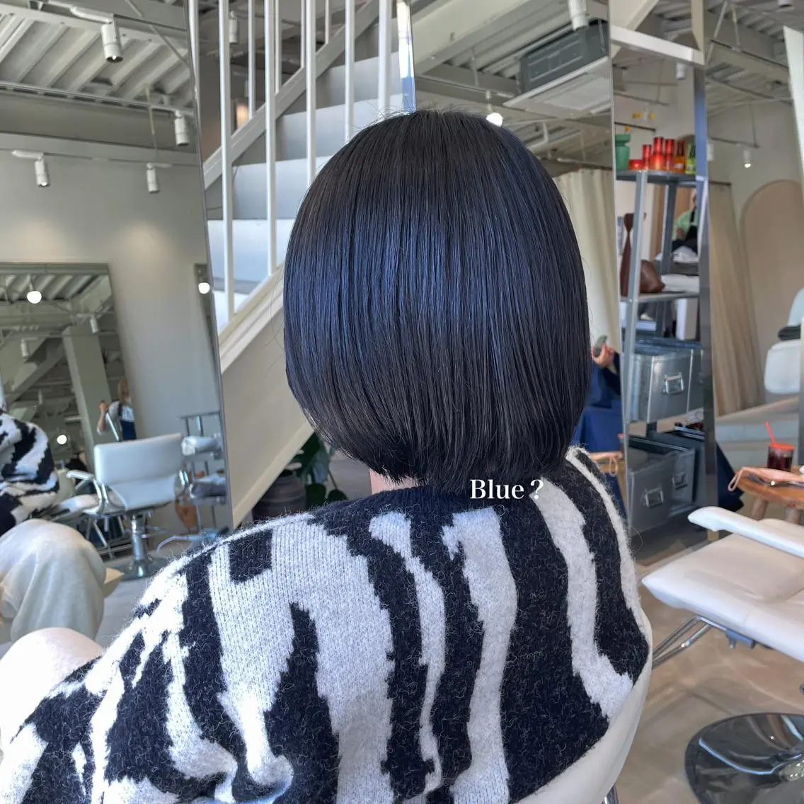 ミディアム カラー ブリーチ ネイビーカラー 峯崎 葵のヘアスタイル