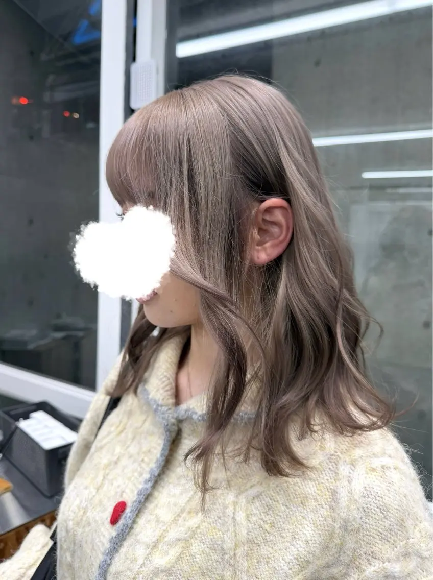 ミディアム カラー ブリーチ グレージュ ミルクティーグレージュ ヘアカラー トリートメント Kotoko🖤/海 外/バレイヤージュのヘアスタイル