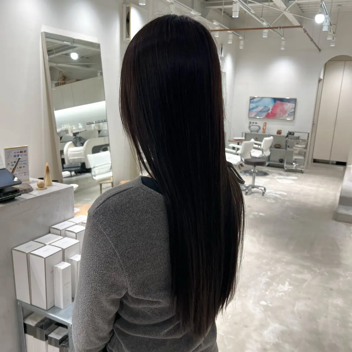 ロング カラー ブリーチ ヘアカラー 周東 芽依のヘアスタイル