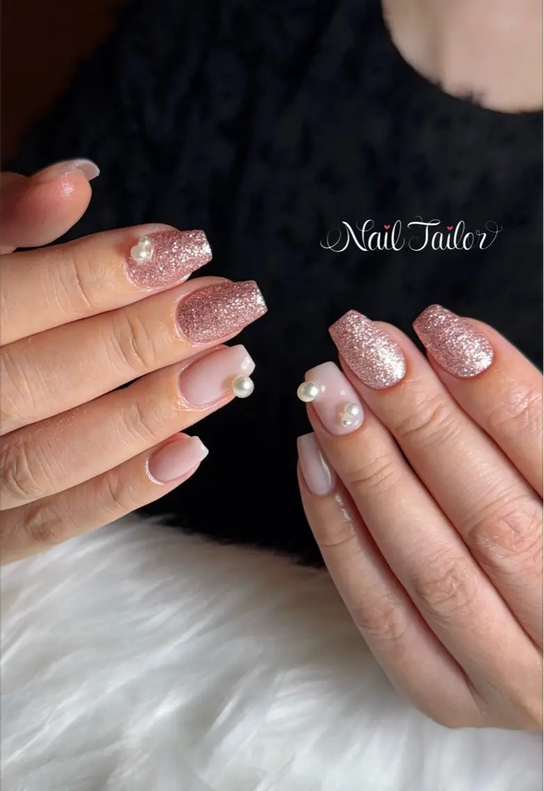ネイル 長さ出し ラメ(グリッター) オフィスネイル ワンカラーネイル ピンク ハンドネイル NailTailor ネイルテイラーのネイルデザイン