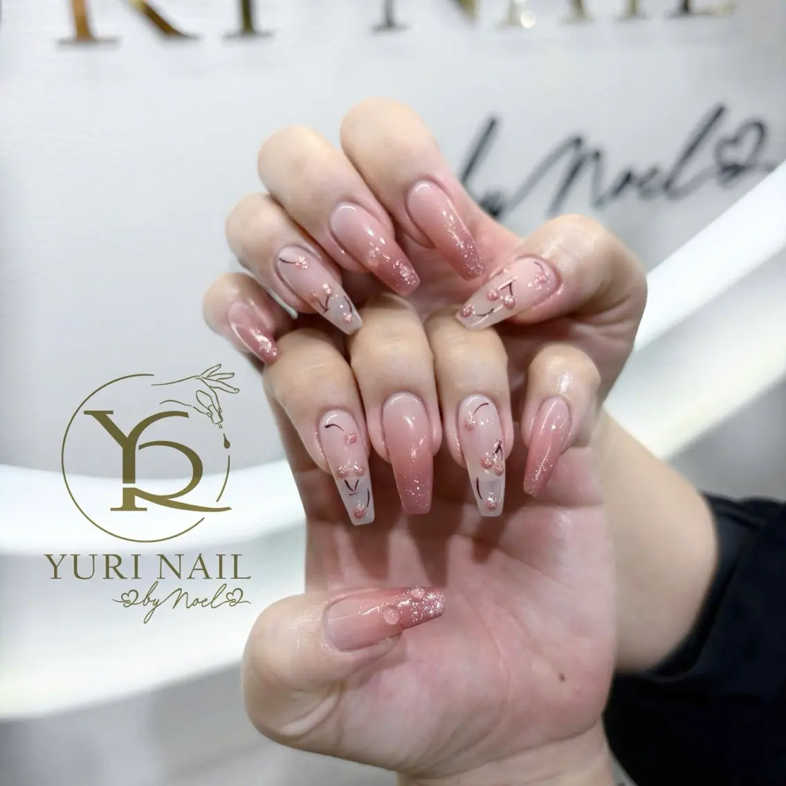 ネイル オーロラネイル ブルー チークネイル フレンチネイル キラキラネイル ハンドネイル フットネイル ハンドケア YURI Nail NARITAのネイルデザイン