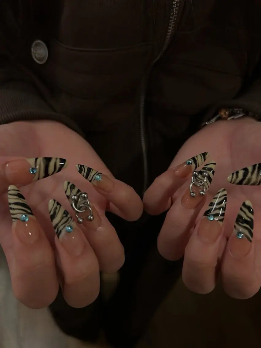 ネイル アートネイル フレンチネイル ジェルネイル キラキラネイル 韓国ネイル ハンドネイル ICE Nailsのネイルデザイン