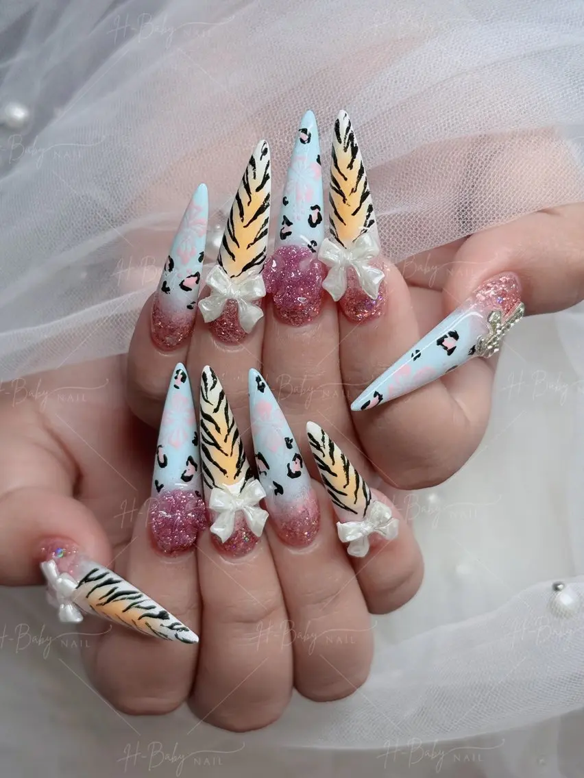 ネイル オーロラネイル フレンチネイル ジェルネイル ハロウィン キラキラネイル H.baby Nail Salonのネイルデザイン