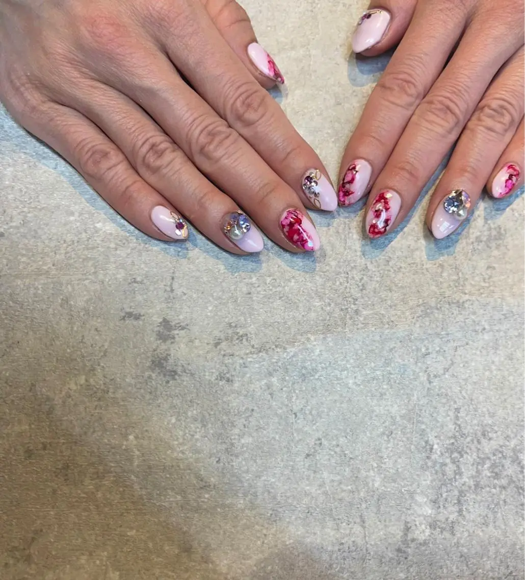 ネイル ニュアンスネイル 春ネイル ストーンネイル ホワイト ハンドネイル ハンドケア FASTNAIL PLUS 新宿店のネイルデザイン