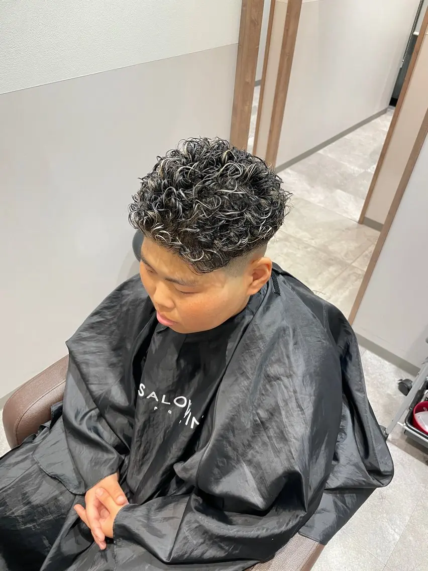 カラー パーマ メンズ フェードカット メンズハイライト メンズメッシュ メンズパーマ ハイライトカラー カット ヘアカラー パーマ 飽田 優人のヘアスタイル