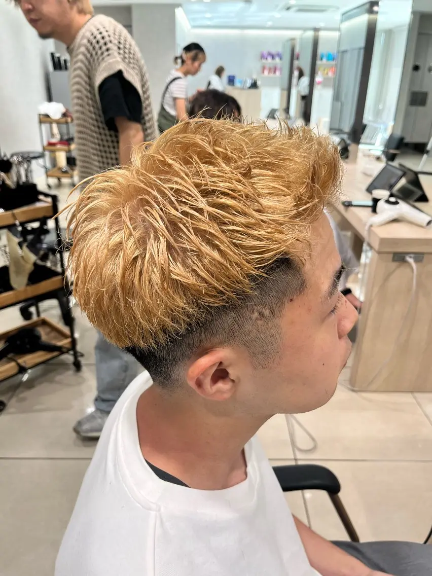 ショート カラー メンズ メンズブリーチ フェードカット ブリーチ ブロンド カット ヘアカラー 巖本 真希のヘアスタイル