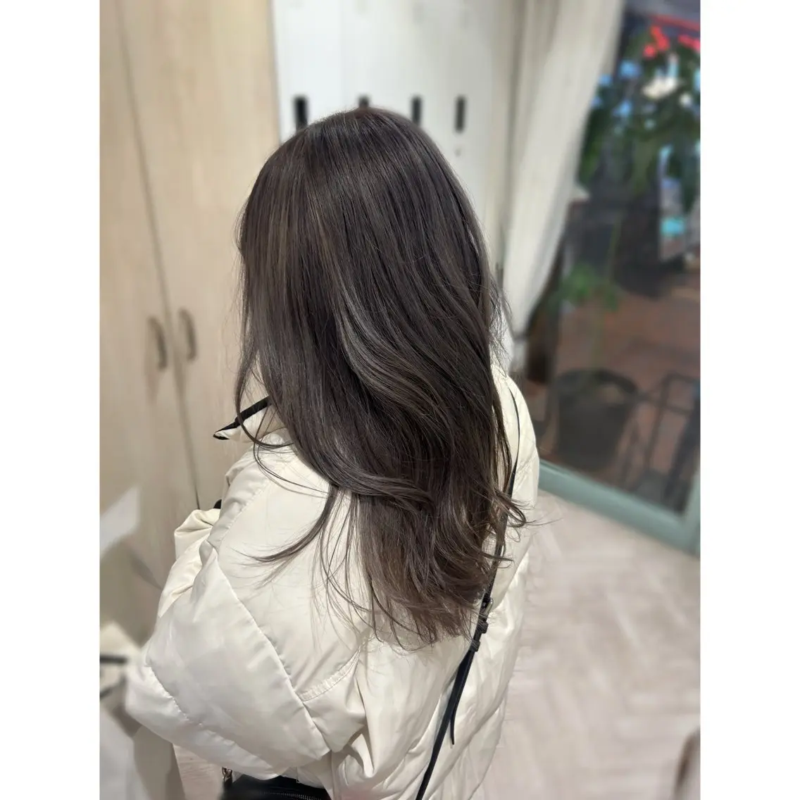 ロング カラー ブリーチ グレージュ シルバー シルバーグレージュ ヘアセット 女性のための美容師/ 下北沢/ヨシダモモカのヘアスタイル