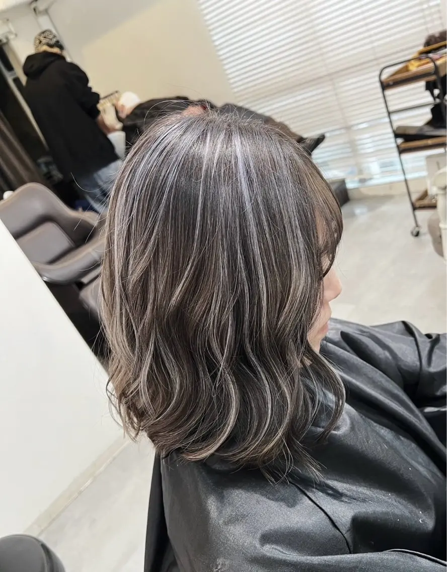 ミディアム カラー ダークグレー ダークグレージュ グレージュ ハイライトカラー ハイライト 指名数No.1 /NAOYAのヘアスタイル
