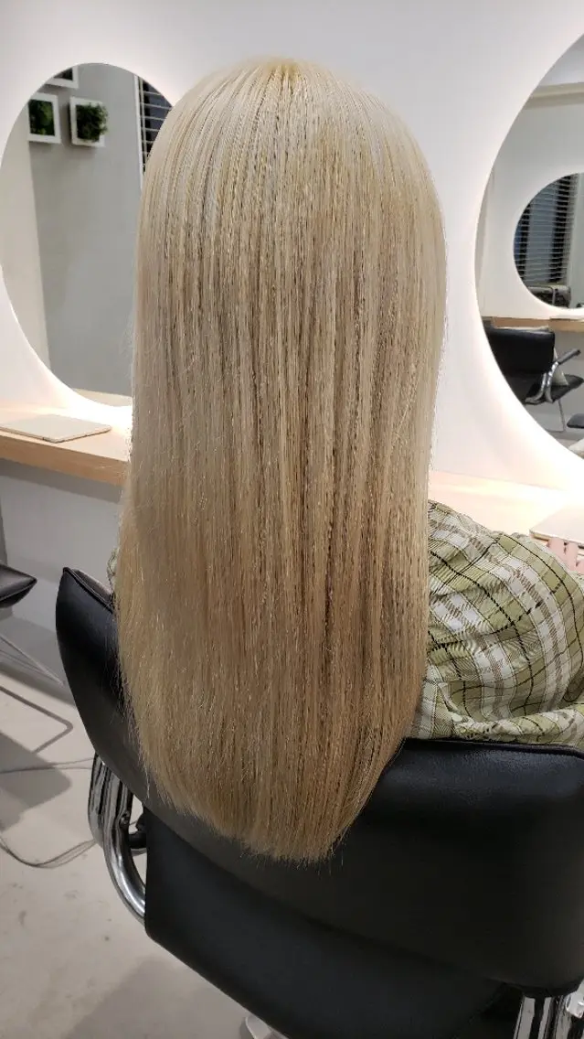 セミロング イエローカラー カット ヘアカラー 透明感カラー×髪質改 善✨️町田築✨️のヘアスタイル