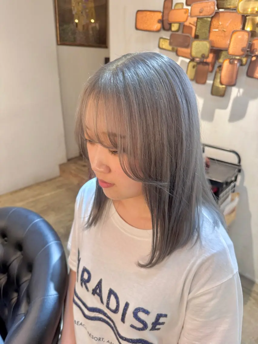 セミロング カラー ブリーチ 透明感カラー ダブルカラー グレージュ シルバー ヘアカラー BEHIND THE CURTAIN りこのヘアスタイル