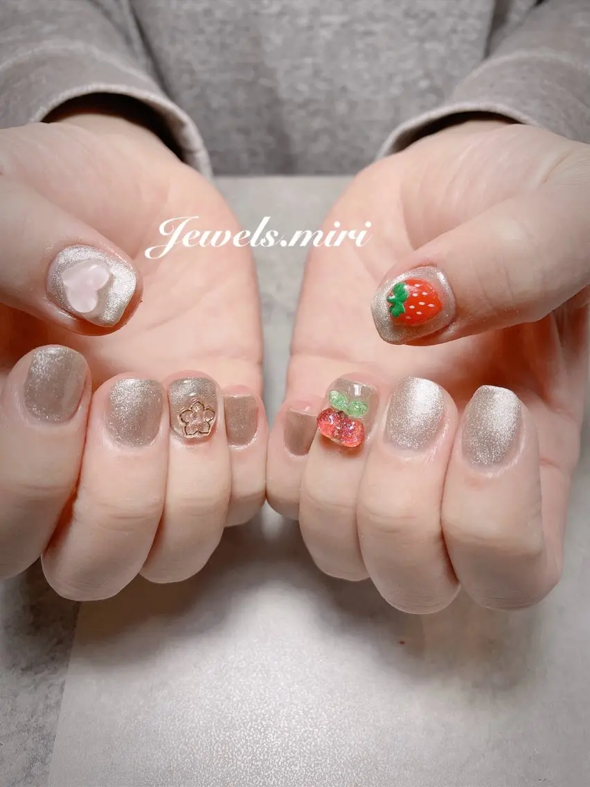 ネイル ゴールド マグネットネイル ワンカラーネイル 冬ネイル ネイルサロン Jewels Mのネイルデザイン