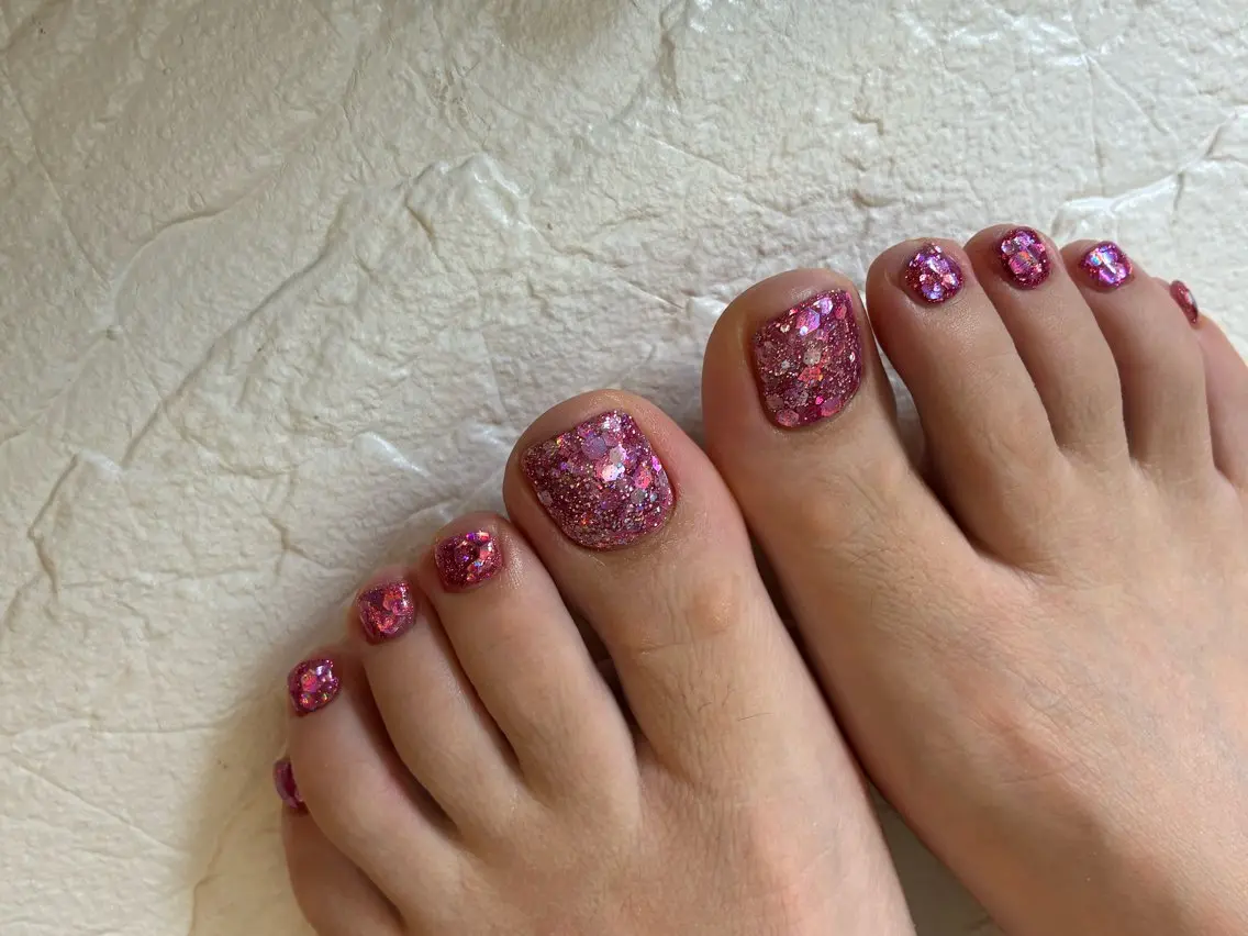 ネイル フットネイル キラキラネイル ピンク フットネイル MIKA 🍊のネイルデザイン