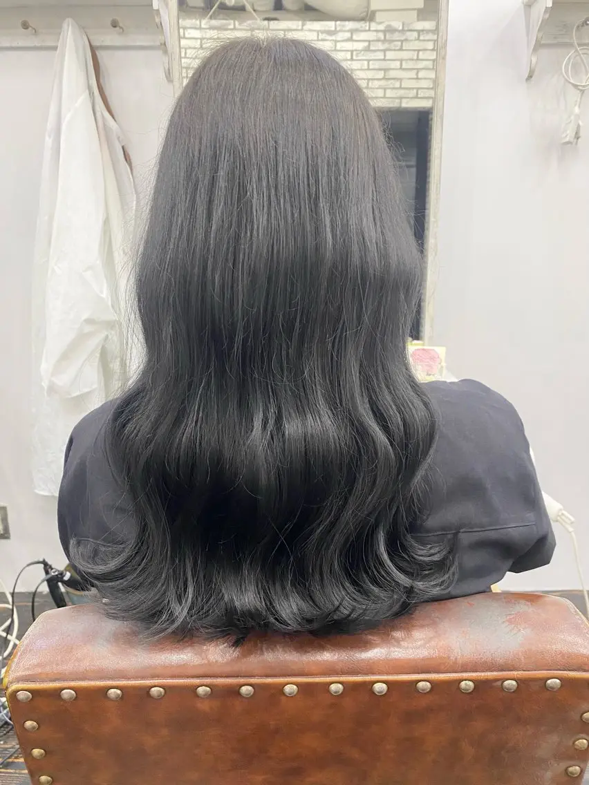ロング カラー 黒髪 ブルーカラー ブルーブラック カット ヘアカラー トリートメント tomomi /レイヤーカットのヘアスタイル