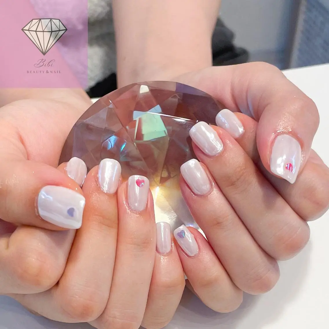 ネイル ハート ミラーネイル ワンカラーネイル ストーンネイル ホワイト ハンドネイル ネイルサロン💎 Bibiのネイルデザイン