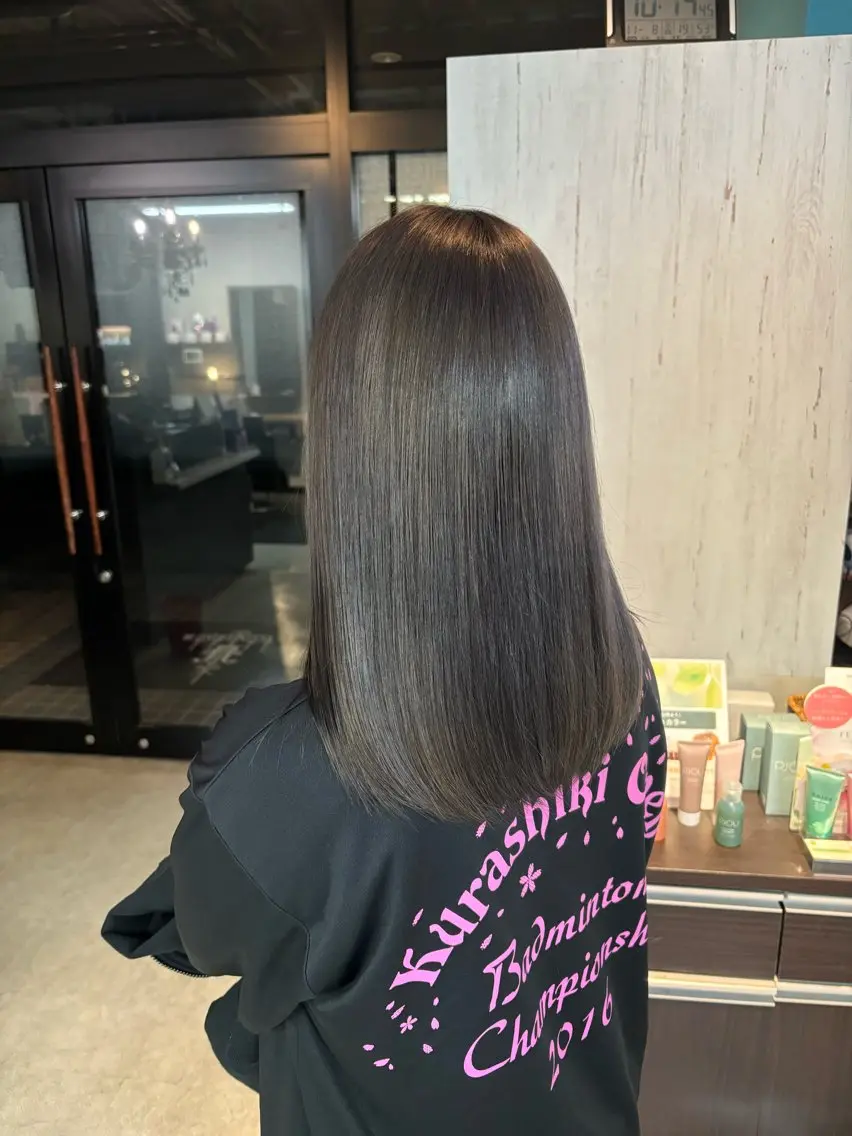 セミロング アイスグレージュ 下河 美友のヘアスタイル