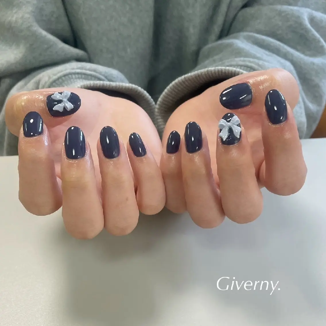 ネイル ワンカラーネイル リボン 冬ネイル ハンドネイル Giverny .のネイルデザイン