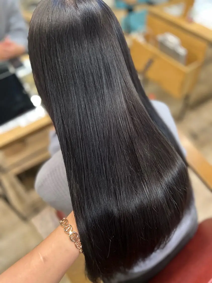 ロング カラー ブリーチ ダブルカラー ブリーチなしカラー オリーブカラー シルバー カット ヘアカラー トリートメント Liere Muuのヘアスタイル