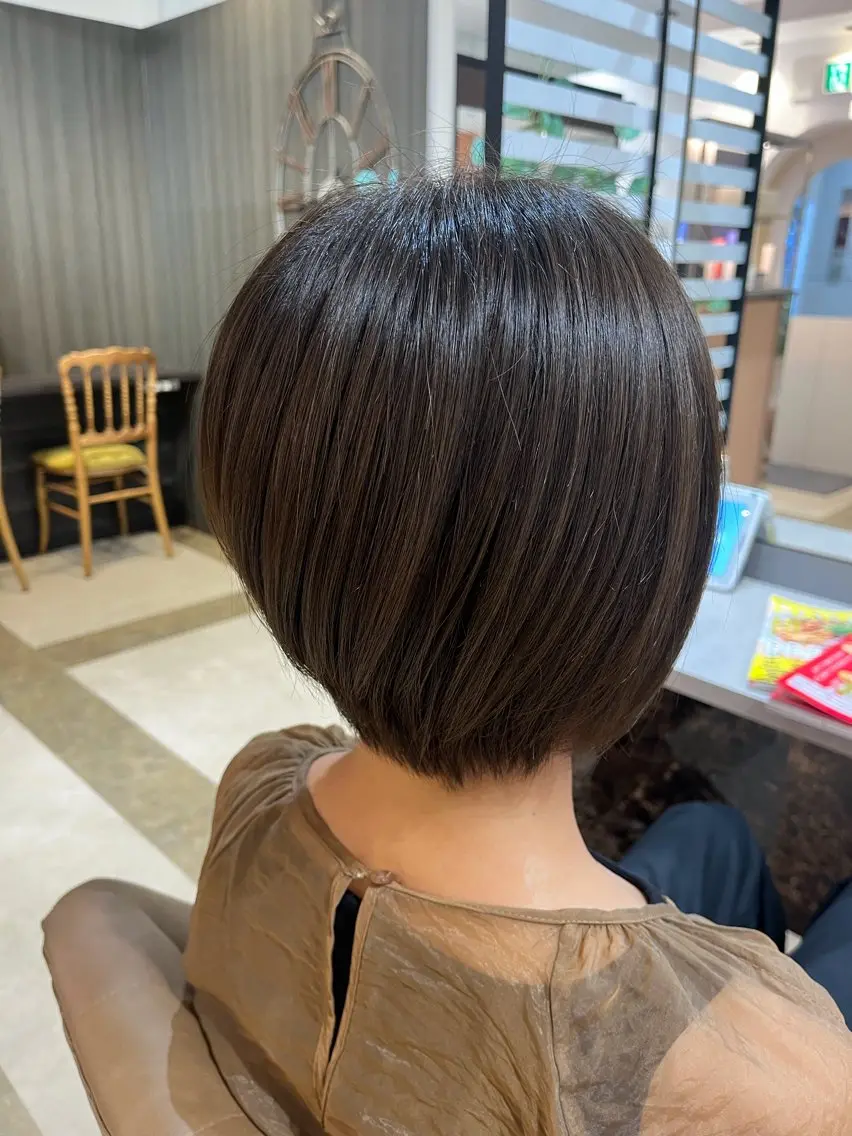 ショート カラー グレージュ オリーブグレージュ オリーブグレー くびれヘア ショートヘア 鳥見 若菜のヘアスタイル