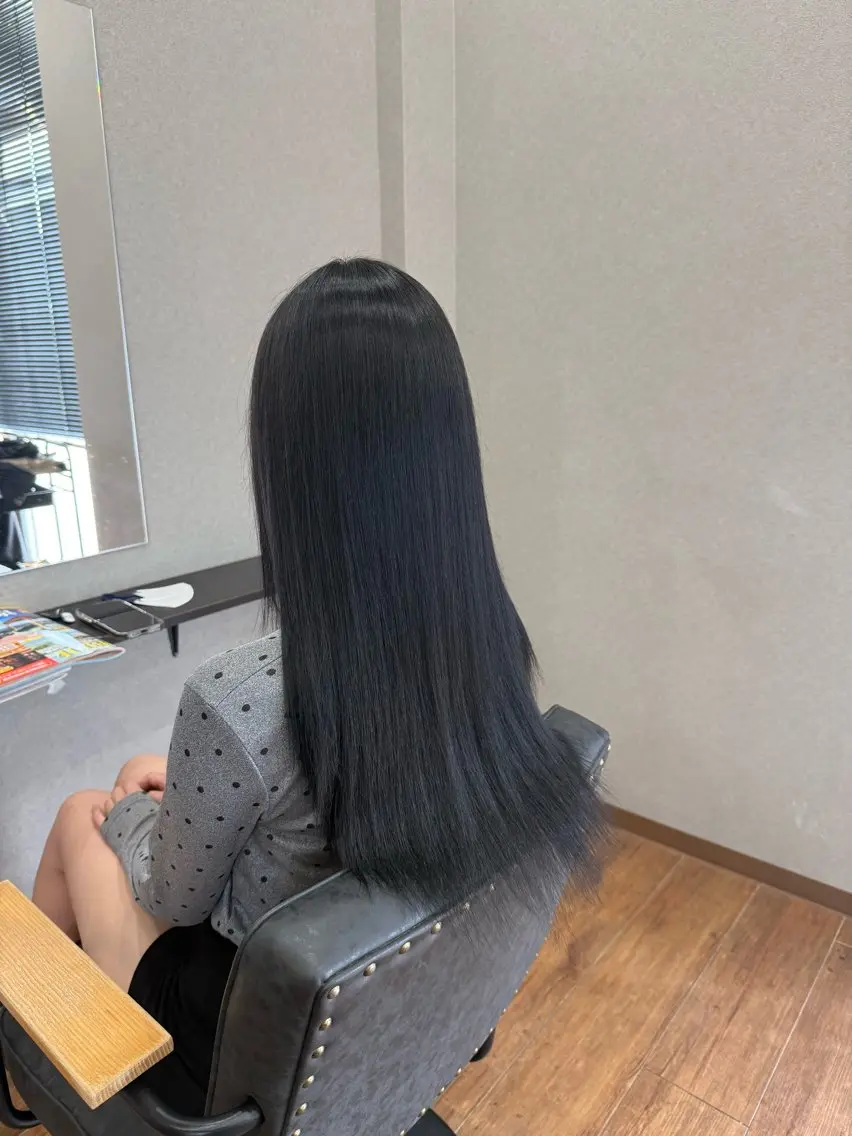 ロング カラー 黒髪 ブルーカラー ブルーブラック ヘアカラー トリートメント 鵜飼 真伍のヘアスタイル